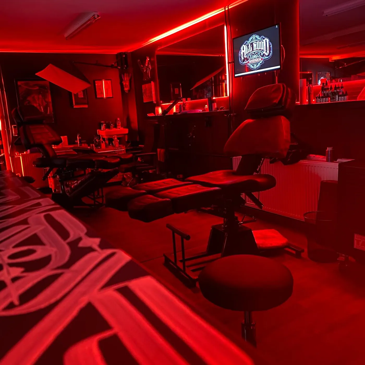 Behandelstoelen in de studio, rood neonlicht